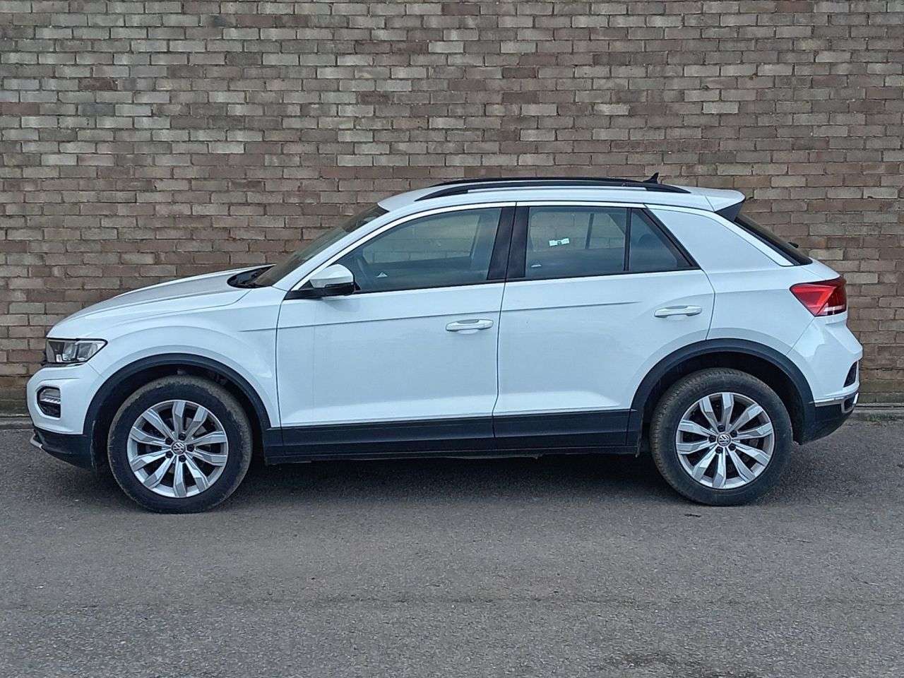 A 2020 VOLKSWAGEN T-ROC 1.0 TSI SE SUV 5dr Petrol Manual Euro 6 (s/s) (110 ps) A 2020 VOLKSWAGEN T-ROC 1.0 TSI SE SUV 5dr Petrol Manual Euro 6 (s/s) (110 ps)