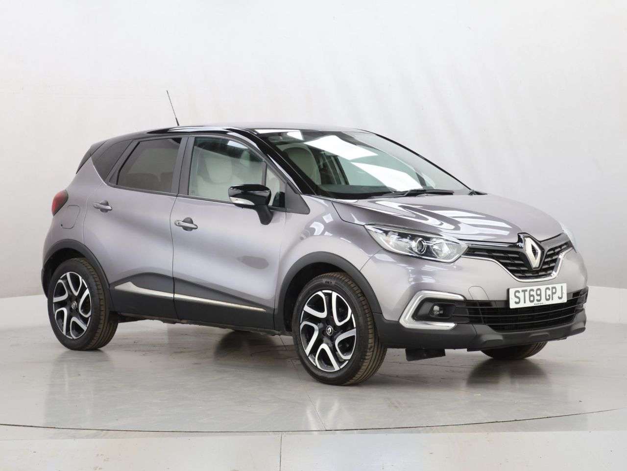 A 2019 RENAULT CAPTUR 0.9 TCe ENERGY Iconic SUV 5dr Petrol Manual Euro 6 (s/s) (90 ps) A 2019 RENAULT CAPTUR 0.9 TCe ENERGY Iconic SUV 5dr Petrol Manual Euro 6 (s/s) (90 ps)