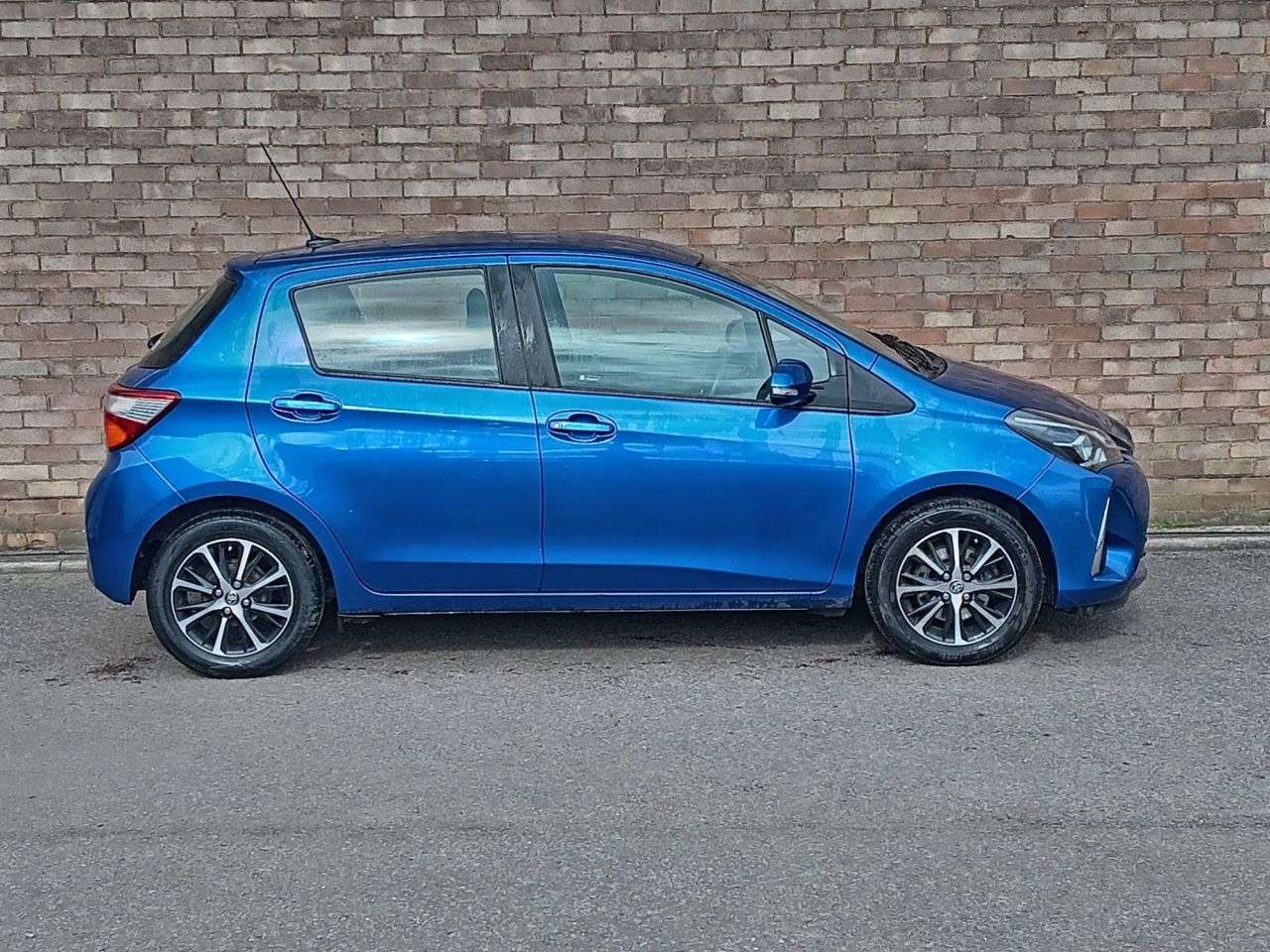 A 2019 TOYOTA YARIS 1.5 VVT-i Icon Tech Hatchback 5dr Petrol CVT Euro 6 (111 ps) A 2019 TOYOTA YARIS 1.5 VVT-i Icon Tech Hatchback 5dr Petrol CVT Euro 6 (111 ps)