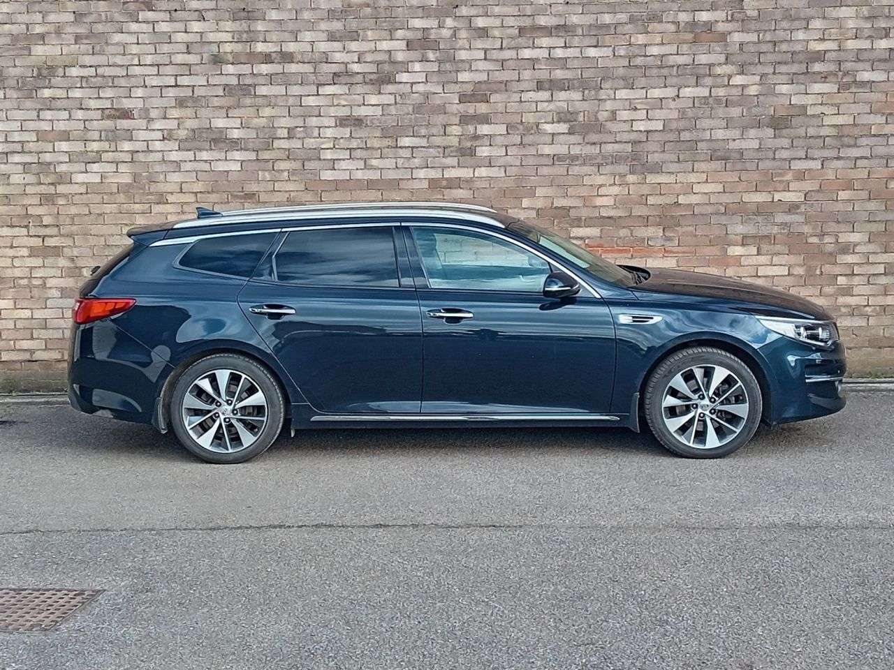 A 2018 KIA OPTIMA 1.7 CRDi 3 Sportswagon 5dr Diesel Manual Euro 6 (s/s) (139 bhp) A 2018 KIA OPTIMA 1.7 CRDi 3 Sportswagon 5dr Diesel Manual Euro 6 (s/s) (139 bhp)