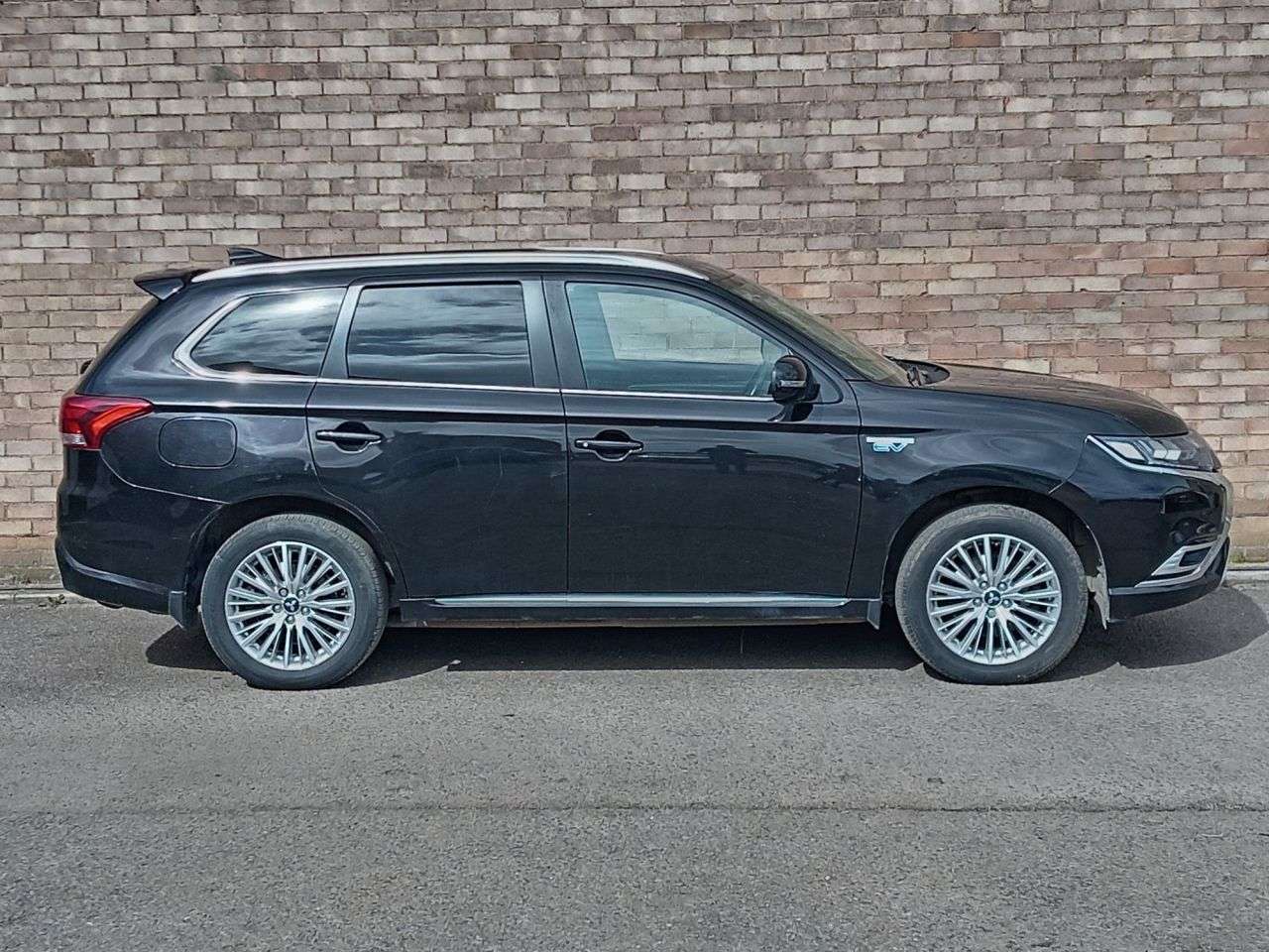 A 2018 MITSUBISHI OUTLANDER 2.4h TwinMotor 13.8kWh 4h SUV 5dr Petrol Plug-in Hybrid CVT 4WD Euro 6 (s/s A 2018 MITSUBISHI OUTLANDER 2.4h TwinMotor 13.8kWh 4h SUV 5dr Petrol Plug-in Hybrid CVT 4WD Euro 6 (s/s