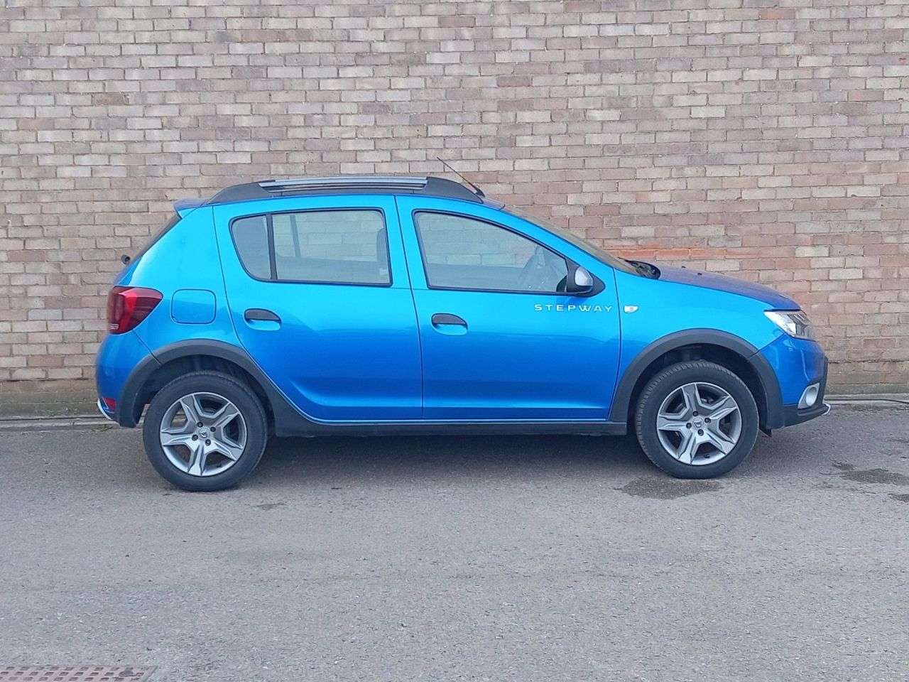 A 2019 DACIA SANDERO STEPWAY 0.9 TCe Essential Hatchback 5dr Petrol Manual Euro 6 (s/s) (90 ps) A 2019 DACIA SANDERO STEPWAY 0.9 TCe Essential Hatchback 5dr Petrol Manual Euro 6 (s/s) (90 ps)