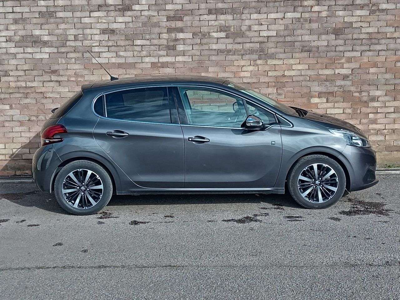 A 2019 PEUGEOT 208 1.2 PureTech Tech Edition Hatchback 5dr Petrol Manual Euro 6 (s/s) (82 ps) A 2019 PEUGEOT 208 1.2 PureTech Tech Edition Hatchback 5dr Petrol Manual Euro 6 (s/s) (82 ps)