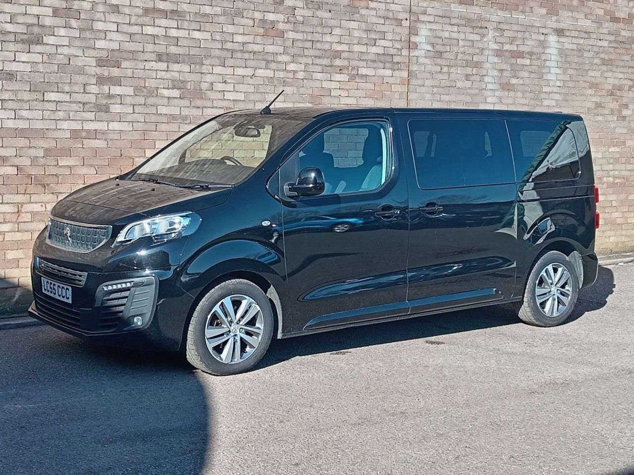 A 2021 PEUGEOT TRAVELLER 2.0 BlueHDi Active Standard MPV 5dr Diesel EAT8 MWB Euro 6 (s/s) (180 ps) A 2021 PEUGEOT TRAVELLER 2.0 BlueHDi Active Standard MPV 5dr Diesel EAT8 MWB Euro 6 (s/s) (180 ps)