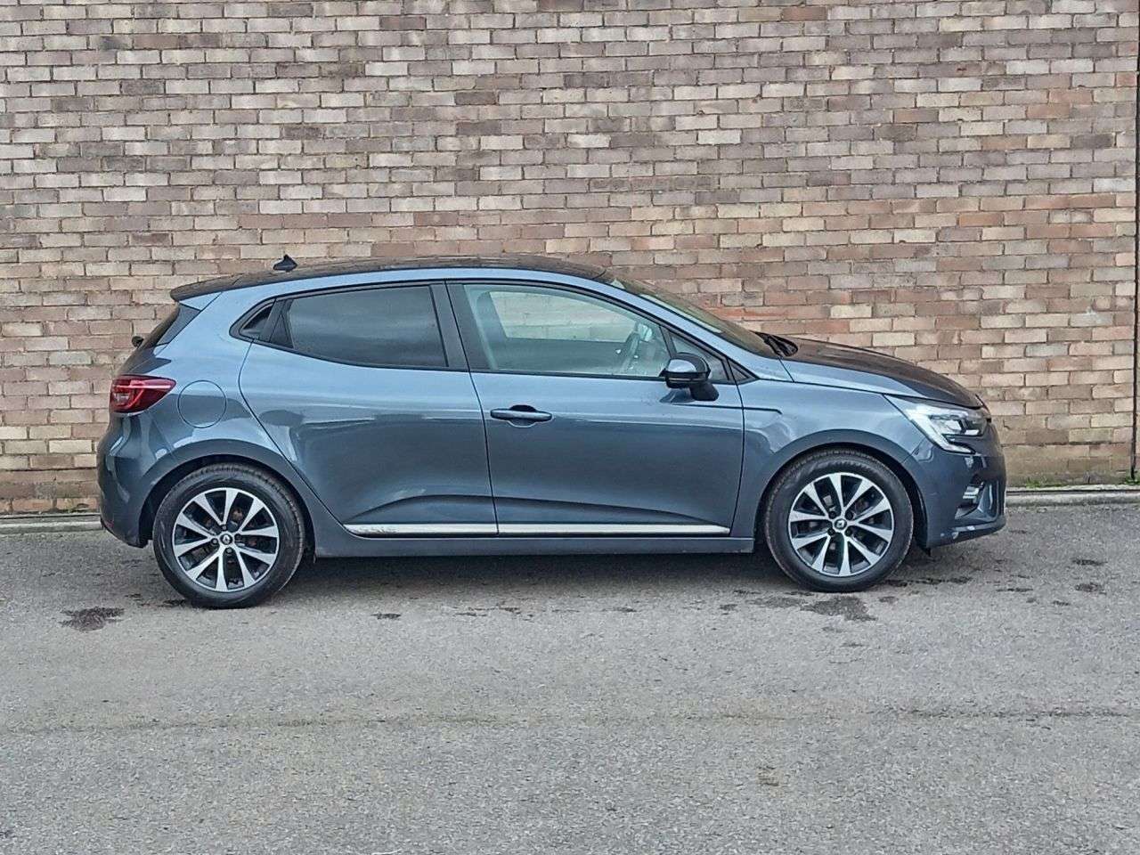 A 2020 RENAULT CLIO 1.0 SCe Iconic Hatchback 5dr Petrol Manual Euro 6 (s/s) (75 ps) A 2020 RENAULT CLIO 1.0 SCe Iconic Hatchback 5dr Petrol Manual Euro 6 (s/s) (75 ps)