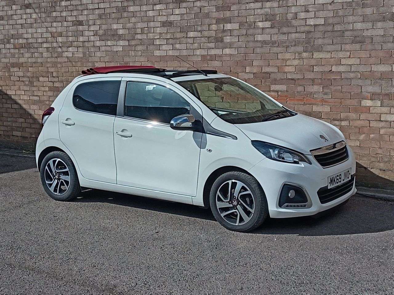 A 2019 PEUGEOT 108 1.0 Collection Top! 5dr Petrol Manual Euro 6 (s/s) (72 ps) A 2019 PEUGEOT 108 1.0 Collection Top! 5dr Petrol Manual Euro 6 (s/s) (72 ps)