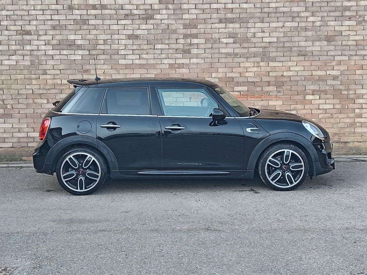 A 2018 MINI HATCH 1.5 Cooper Hatchback 5dr Petrol Manual Euro 6 (s/s) (136 ps) A 2018 MINI HATCH 1.5 Cooper Hatchback 5dr Petrol Manual Euro 6 (s/s) (136 ps)