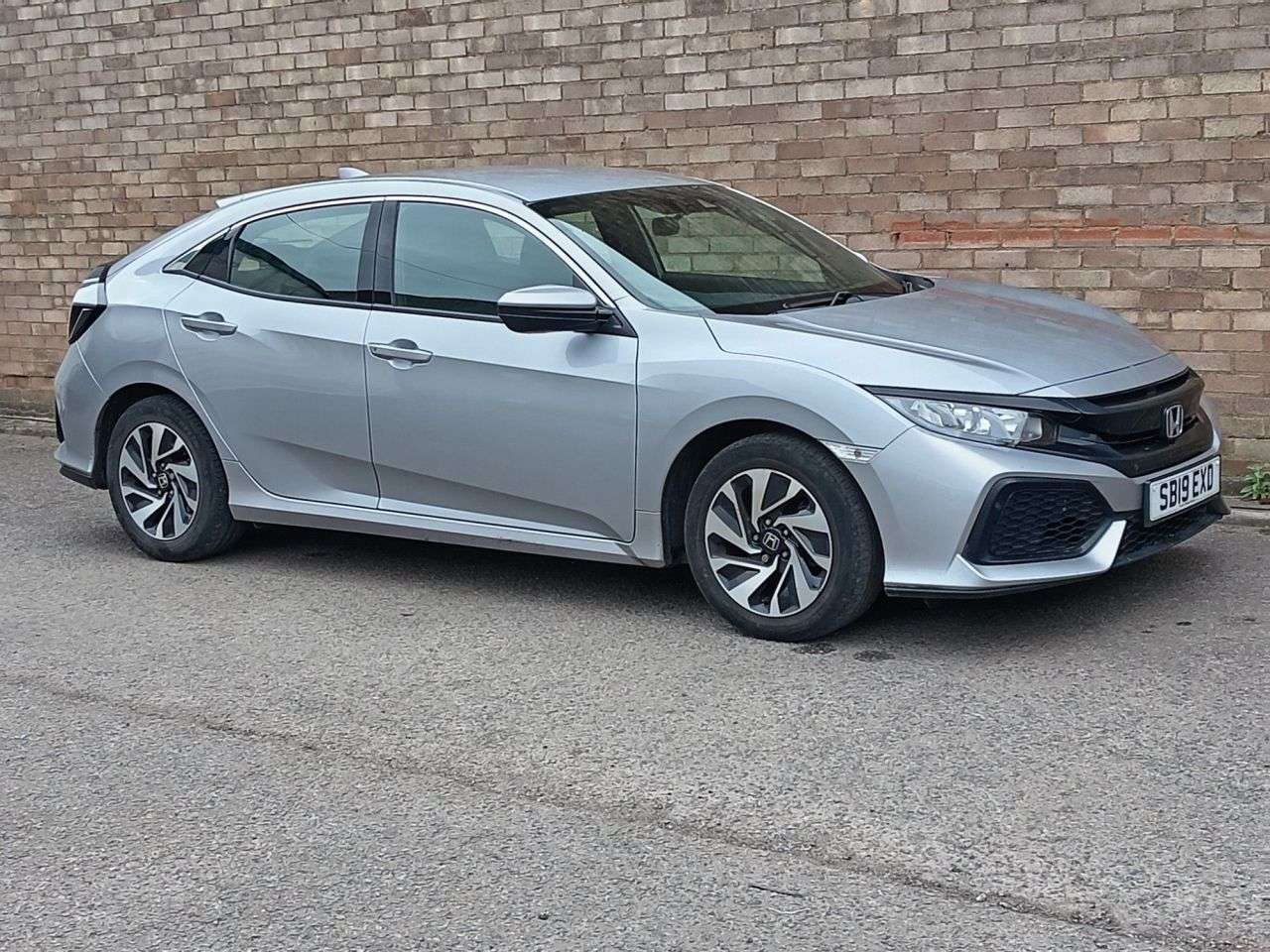 A 2019 HONDA CIVIC 1.0 VTEC Turbo SE Hatchback 5dr Petrol Manual Euro 6 (s/s) (126 ps) A 2019 HONDA CIVIC 1.0 VTEC Turbo SE Hatchback 5dr Petrol Manual Euro 6 (s/s) (126 ps)