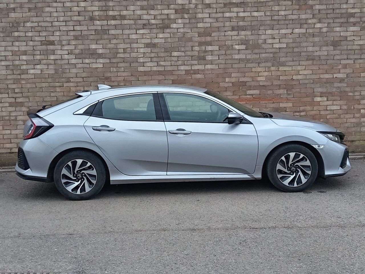 A 2019 HONDA CIVIC 1.0 VTEC Turbo SE Hatchback 5dr Petrol Manual Euro 6 (s/s) (126 ps) A 2019 HONDA CIVIC 1.0 VTEC Turbo SE Hatchback 5dr Petrol Manual Euro 6 (s/s) (126 ps)