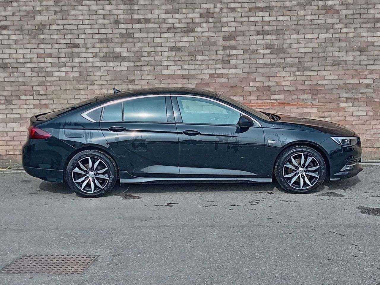 A 2018 VAUXHALL INSIGNIA 2.0 Turbo D BlueInjection SRi VX Line Nav Grand Sport 5dr Diesel Manual Eur A 2018 VAUXHALL INSIGNIA 2.0 Turbo D BlueInjection SRi VX Line Nav Grand Sport 5dr Diesel Manual Eur