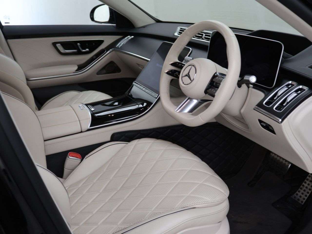 A 2024 MERCEDES-BENZ S CLASS 3.0 S350Ld MHEV AMG Line (Premium Plus, Executive) Saloon 4dr Diesel Hybrid A 2024 MERCEDES-BENZ S CLASS 3.0 S350Ld MHEV AMG Line (Premium Plus, Executive) Saloon 4dr Diesel Hybrid