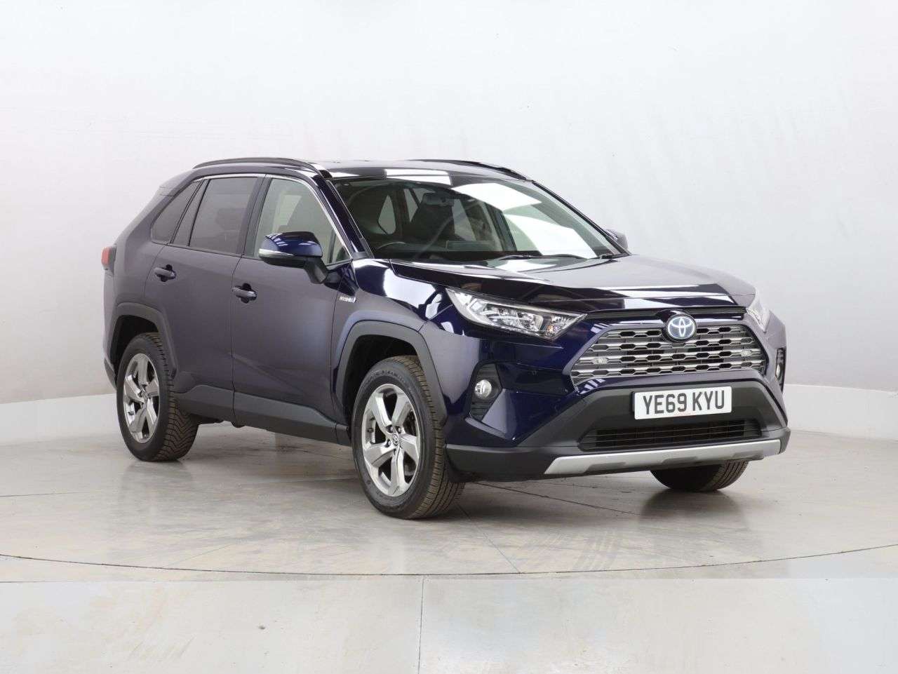 A 2019 TOYOTA RAV4 2.5 VVT-h Design SUV 5dr Petrol Hybrid CVT Euro 6 (s/s) (218 ps) A 2019 TOYOTA RAV4 2.5 VVT-h Design SUV 5dr Petrol Hybrid CVT Euro 6 (s/s) (218 ps)