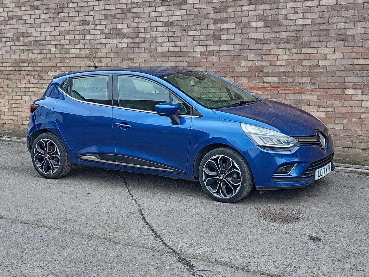 A 2017 RENAULT CLIO 0.9 TCe Dynamique S Nav Hatchback 5dr Petrol Manual Euro 6 (s/s) (90 ps) A 2017 RENAULT CLIO 0.9 TCe Dynamique S Nav Hatchback 5dr Petrol Manual Euro 6 (s/s) (90 ps)