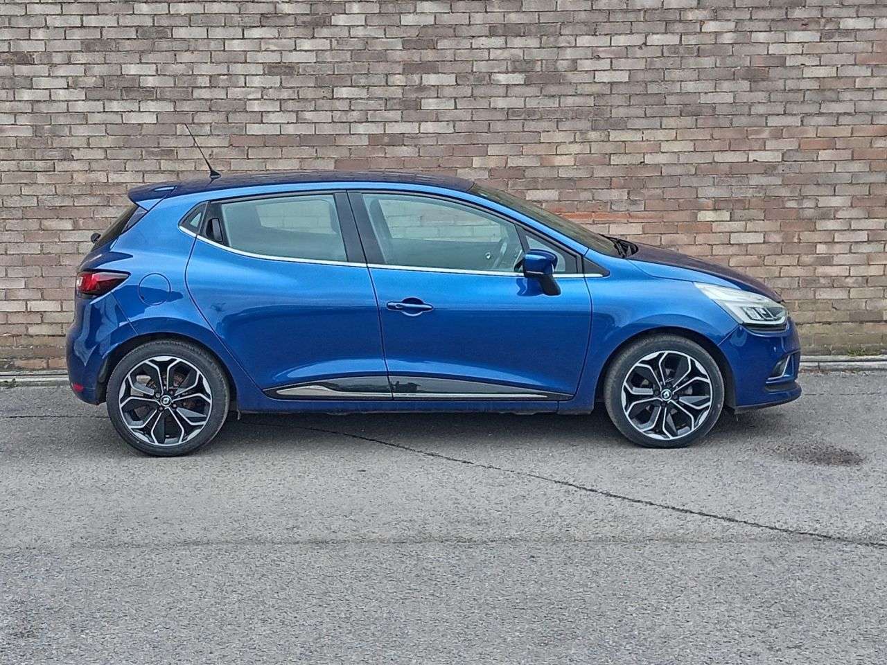 A 2017 RENAULT CLIO 0.9 TCe Dynamique S Nav Hatchback 5dr Petrol Manual Euro 6 (s/s) (90 ps) A 2017 RENAULT CLIO 0.9 TCe Dynamique S Nav Hatchback 5dr Petrol Manual Euro 6 (s/s) (90 ps)