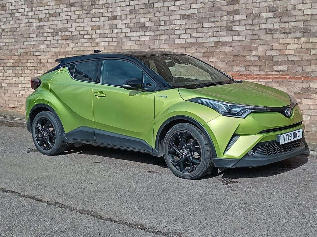 A 2019 TOYOTA C-HR 1.8 VVT-h Lime Edition SUV 5dr Petrol Hybrid CVT Euro 6 (s/s) (122 ps) A 2019 TOYOTA C-HR 1.8 VVT-h Lime Edition SUV 5dr Petrol Hybrid CVT Euro 6 (s/s) (122 ps)