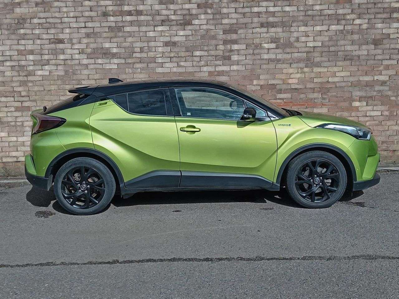 A 2019 TOYOTA C-HR 1.8 VVT-h Lime Edition SUV 5dr Petrol Hybrid CVT Euro 6 (s/s) (122 ps) A 2019 TOYOTA C-HR 1.8 VVT-h Lime Edition SUV 5dr Petrol Hybrid CVT Euro 6 (s/s) (122 ps)