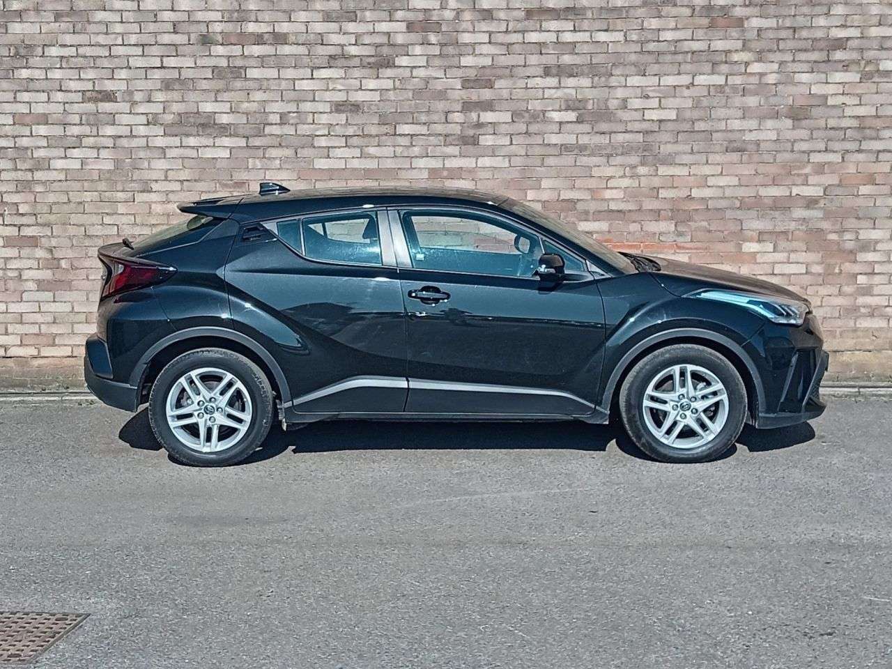 A 2023 TOYOTA C-HR 1.8 VVT-h GPF Icon SUV 5dr Petrol Hybrid CVT Euro 6 (s/s) (122 ps) A 2023 TOYOTA C-HR 1.8 VVT-h GPF Icon SUV 5dr Petrol Hybrid CVT Euro 6 (s/s) (122 ps)