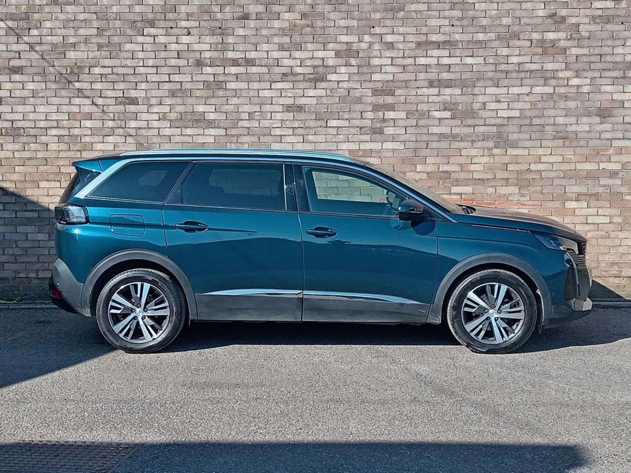 A 2021 PEUGEOT 5008 1.5 BlueHDi Allure Premium SUV 5dr Diesel EAT Euro 6 (s/s) (130 ps) A 2021 PEUGEOT 5008 1.5 BlueHDi Allure Premium SUV 5dr Diesel EAT Euro 6 (s/s) (130 ps)