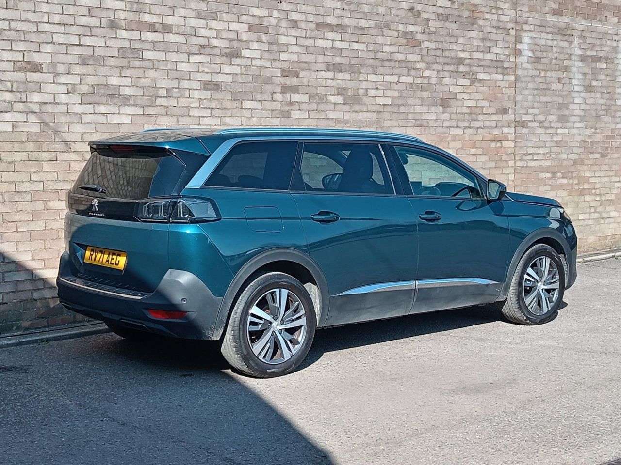 A 2021 PEUGEOT 5008 1.5 BlueHDi Allure Premium SUV 5dr Diesel EAT Euro 6 (s/s) (130 ps) A 2021 PEUGEOT 5008 1.5 BlueHDi Allure Premium SUV 5dr Diesel EAT Euro 6 (s/s) (130 ps)