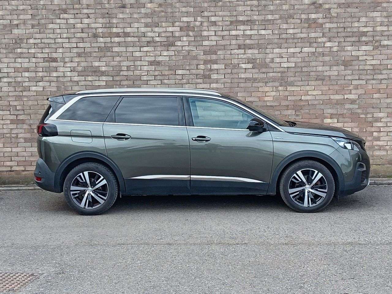 A 2018 PEUGEOT 5008 1.2 PureTech GT Line SUV 5dr Petrol Manual Euro 6 (s/s) (130 ps) A 2018 PEUGEOT 5008 1.2 PureTech GT Line SUV 5dr Petrol Manual Euro 6 (s/s) (130 ps)