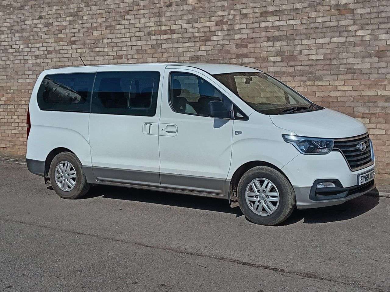 A 2019 HYUNDAI I800 2.5 CRDi SE MPV 5dr Diesel Auto Euro 6 (170 ps) A 2019 HYUNDAI I800 2.5 CRDi SE MPV 5dr Diesel Auto Euro 6 (170 ps)