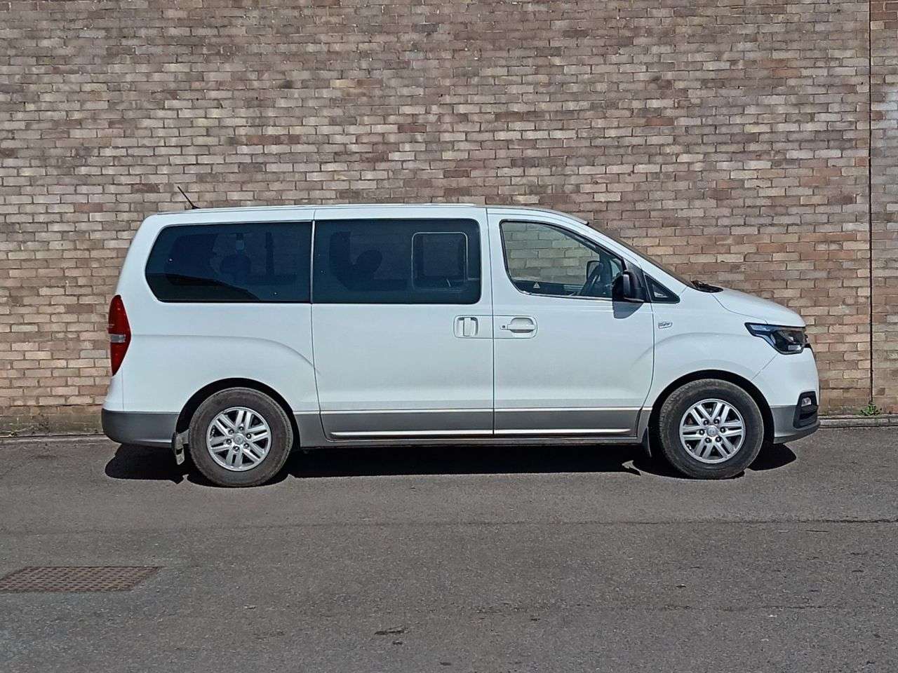 A 2019 HYUNDAI I800 2.5 CRDi SE MPV 5dr Diesel Auto Euro 6 (170 ps) A 2019 HYUNDAI I800 2.5 CRDi SE MPV 5dr Diesel Auto Euro 6 (170 ps)