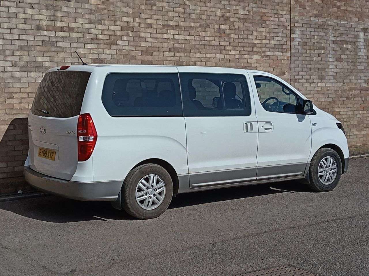 A 2019 HYUNDAI I800 2.5 CRDi SE MPV 5dr Diesel Auto Euro 6 (170 ps) A 2019 HYUNDAI I800 2.5 CRDi SE MPV 5dr Diesel Auto Euro 6 (170 ps)