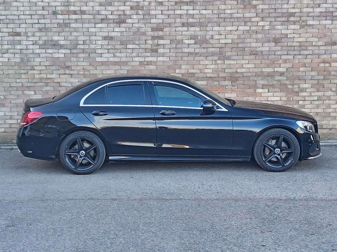 A 2017 MERCEDES-BENZ C CLASS 2.1 C220d AMG Line Saloon 4dr Diesel G-Tronic+ Euro 6 (s/s) (170 ps) A 2017 MERCEDES-BENZ C CLASS 2.1 C220d AMG Line Saloon 4dr Diesel G-Tronic+ Euro 6 (s/s) (170 ps)