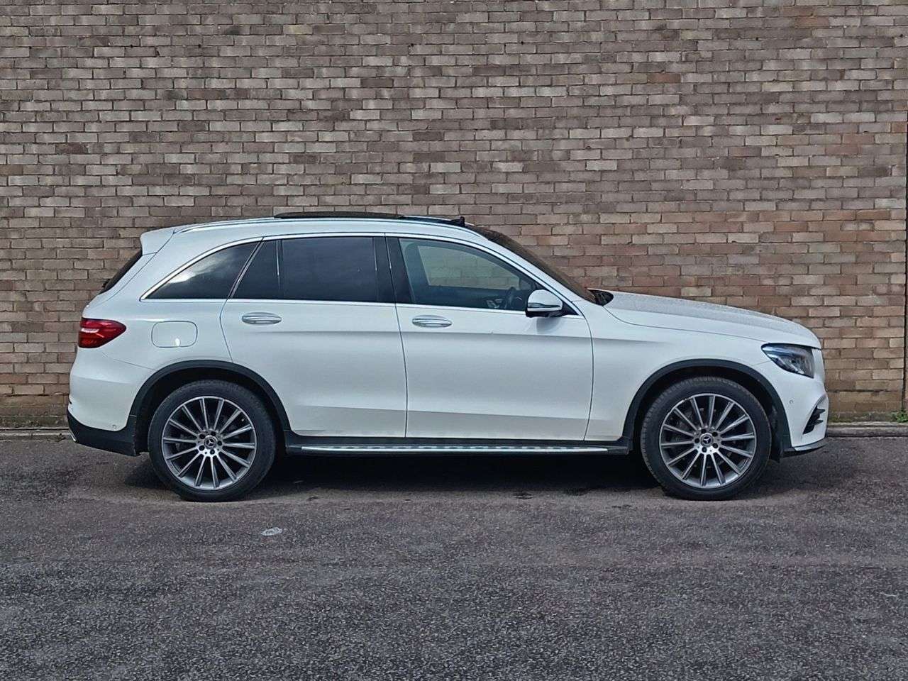 A 2019 MERCEDES-BENZ GLC CLASS 2.0 GLC250 AMG Line (Premium) SUV 5dr Petrol G-Tronic+ 4MATIC Euro 6 (s/s) A 2019 MERCEDES-BENZ GLC CLASS 2.0 GLC250 AMG Line (Premium) SUV 5dr Petrol G-Tronic+ 4MATIC Euro 6 (s/s)