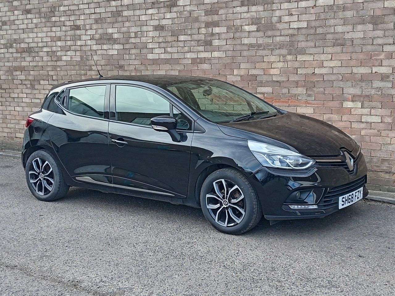 A 2018 RENAULT CLIO 0.9 TCe Play Hatchback 5dr Petrol Manual Euro 6 (s/s) (90 ps) A 2018 RENAULT CLIO 0.9 TCe Play Hatchback 5dr Petrol Manual Euro 6 (s/s) (90 ps)