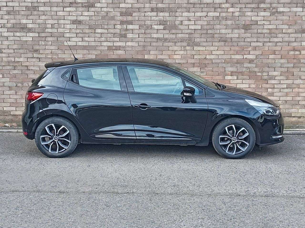A 2018 RENAULT CLIO 0.9 TCe Play Hatchback 5dr Petrol Manual Euro 6 (s/s) (90 ps) A 2018 RENAULT CLIO 0.9 TCe Play Hatchback 5dr Petrol Manual Euro 6 (s/s) (90 ps)