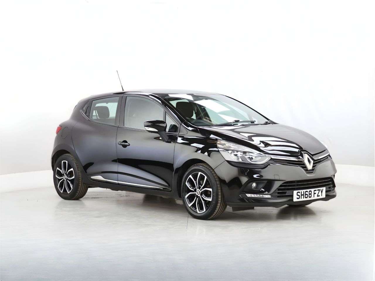 A 2018 RENAULT CLIO 0.9 TCe Play Hatchback 5dr Petrol Manual Euro 6 (s/s) (90 ps) A 2018 RENAULT CLIO 0.9 TCe Play Hatchback 5dr Petrol Manual Euro 6 (s/s) (90 ps)