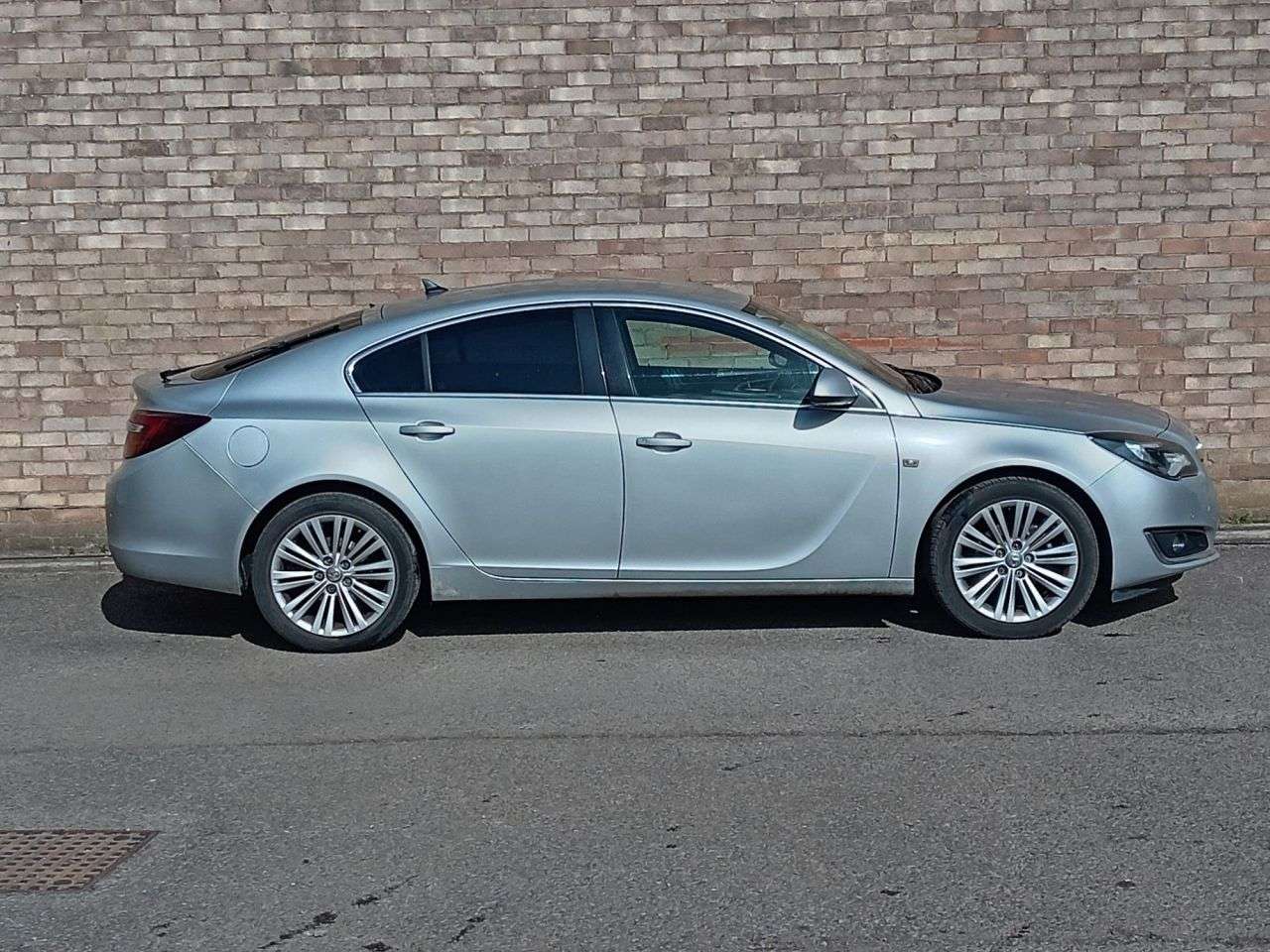 A 2015 VAUXHALL INSIGNIA 2.0 CDTi ecoFLEX Tech Line Hatchback 5dr Diesel Manual Euro 5 (s/s) (140 ps A 2015 VAUXHALL INSIGNIA 2.0 CDTi ecoFLEX Tech Line Hatchback 5dr Diesel Manual Euro 5 (s/s) (140 ps