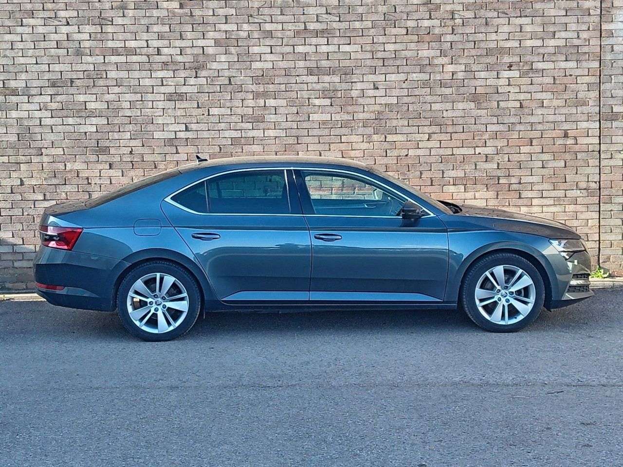 A 2021 SKODA SUPERB 1.4 TSI iV 13kWh SE L Hatchback 5dr Petrol Plug-in Hybrid DSG Euro 6 (s/s) A 2021 SKODA SUPERB 1.4 TSI iV 13kWh SE L Hatchback 5dr Petrol Plug-in Hybrid DSG Euro 6 (s/s)
