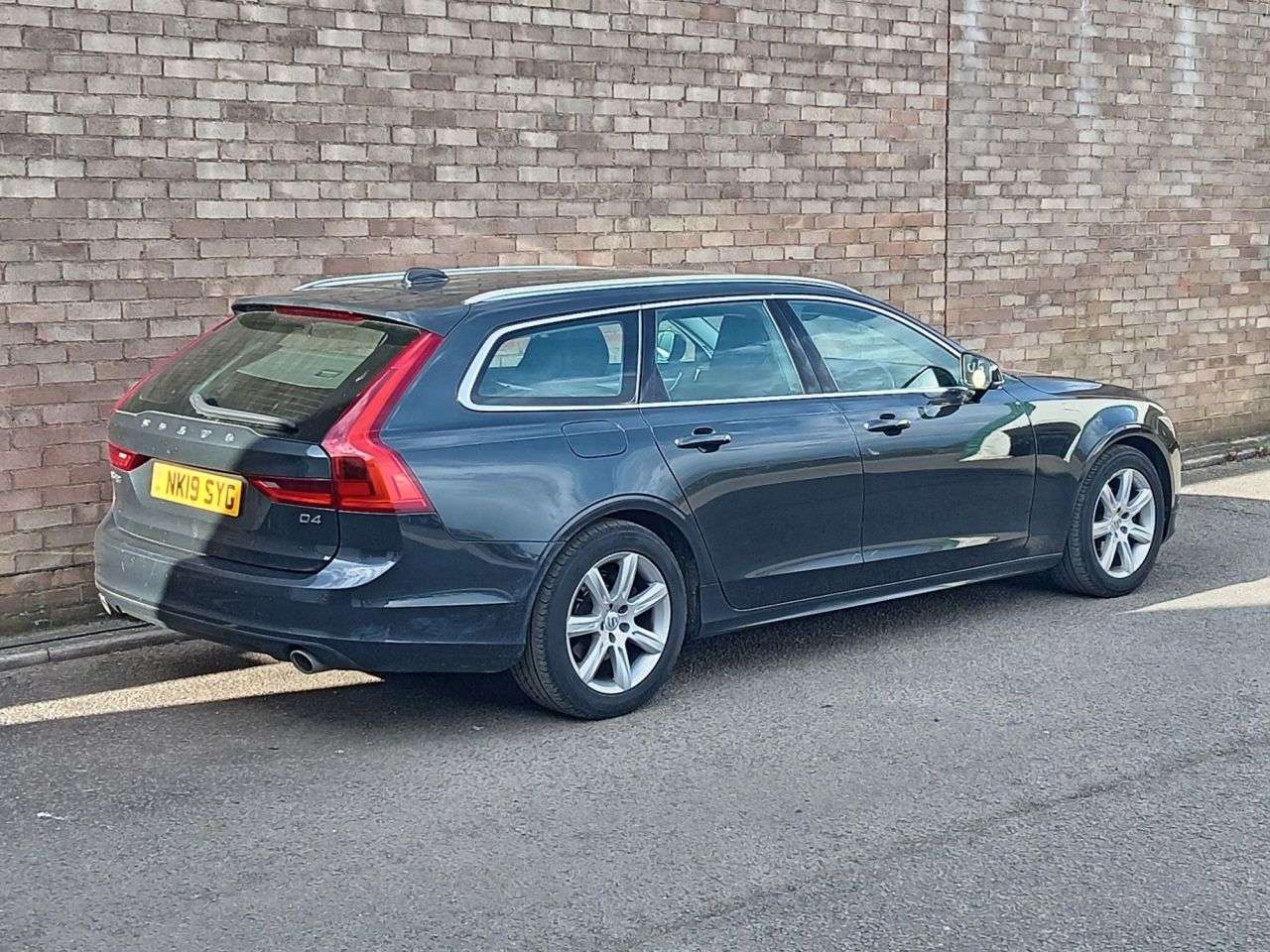 A 2019 VOLVO V90 2.0 D4 Momentum Estate 5dr Diesel Auto Euro 6 (s/s) (190 ps) A 2019 VOLVO V90 2.0 D4 Momentum Estate 5dr Diesel Auto Euro 6 (s/s) (190 ps)