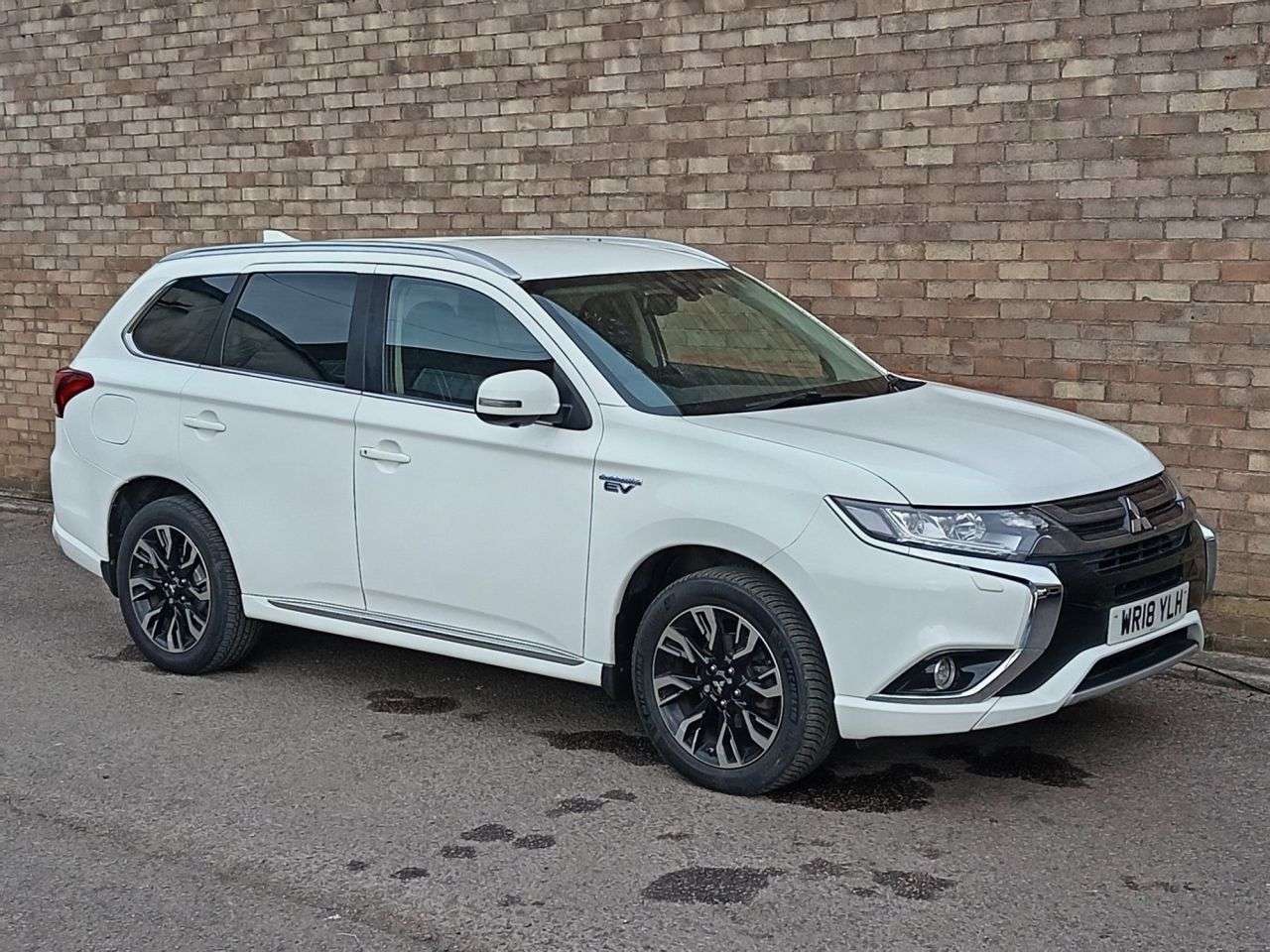 A 2018 MITSUBISHI OUTLANDER 2.0h 12kWh 4h SUV 5dr Petrol Plug-in Hybrid CVT 4WD Euro 6 (s/s) (200 ps) A 2018 MITSUBISHI OUTLANDER 2.0h 12kWh 4h SUV 5dr Petrol Plug-in Hybrid CVT 4WD Euro 6 (s/s) (200 ps)