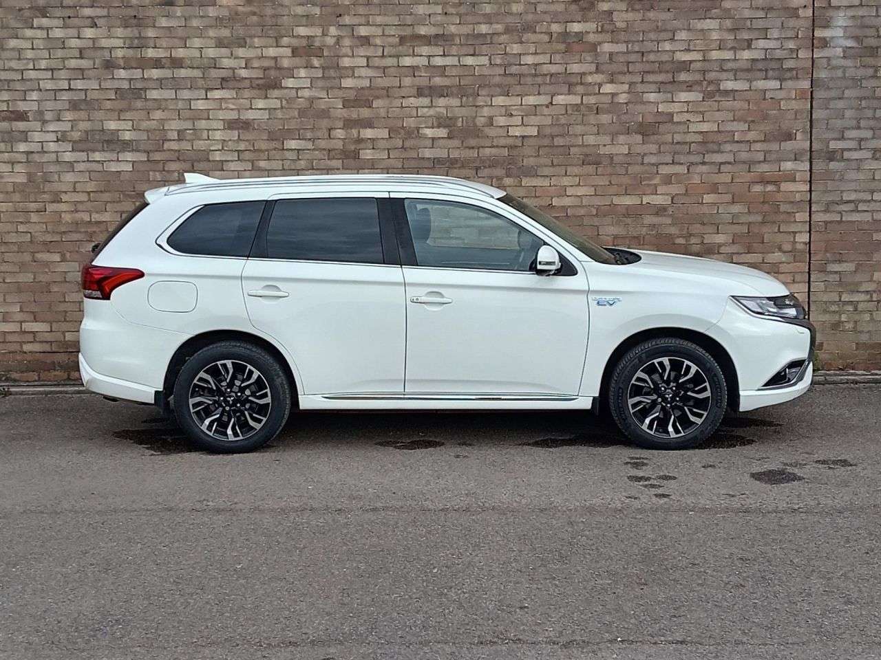 A 2018 MITSUBISHI OUTLANDER 2.0h 12kWh 4h SUV 5dr Petrol Plug-in Hybrid CVT 4WD Euro 6 (s/s) (200 ps) A 2018 MITSUBISHI OUTLANDER 2.0h 12kWh 4h SUV 5dr Petrol Plug-in Hybrid CVT 4WD Euro 6 (s/s) (200 ps)