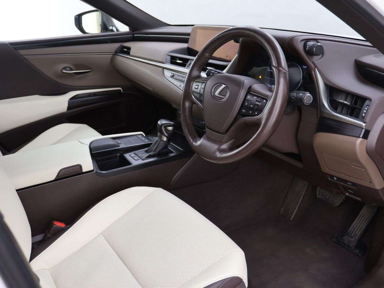 A 2021 LEXUS ES 2.5 300h Saloon 4dr Petrol Hybrid E-CVT Euro 6 (s/s) (218 ps) A 2021 LEXUS ES 2.5 300h Saloon 4dr Petrol Hybrid E-CVT Euro 6 (s/s) (218 ps)
