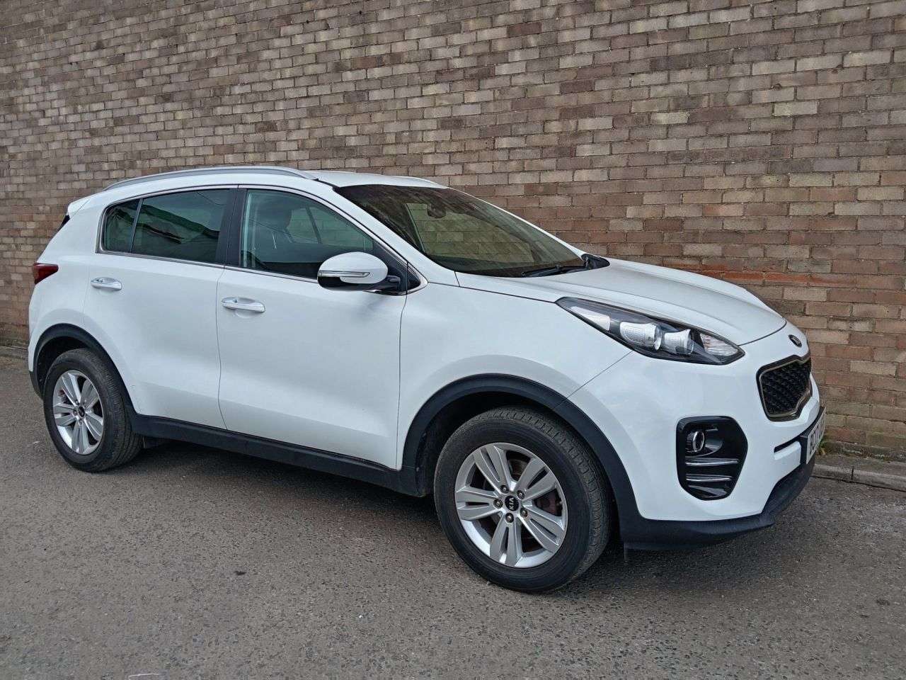 A 2017 KIA SPORTAGE 1.6 GDi 2 SUV 5dr Petrol Manual Euro 6 (s/s) (130 bhp) A 2017 KIA SPORTAGE 1.6 GDi 2 SUV 5dr Petrol Manual Euro 6 (s/s) (130 bhp)