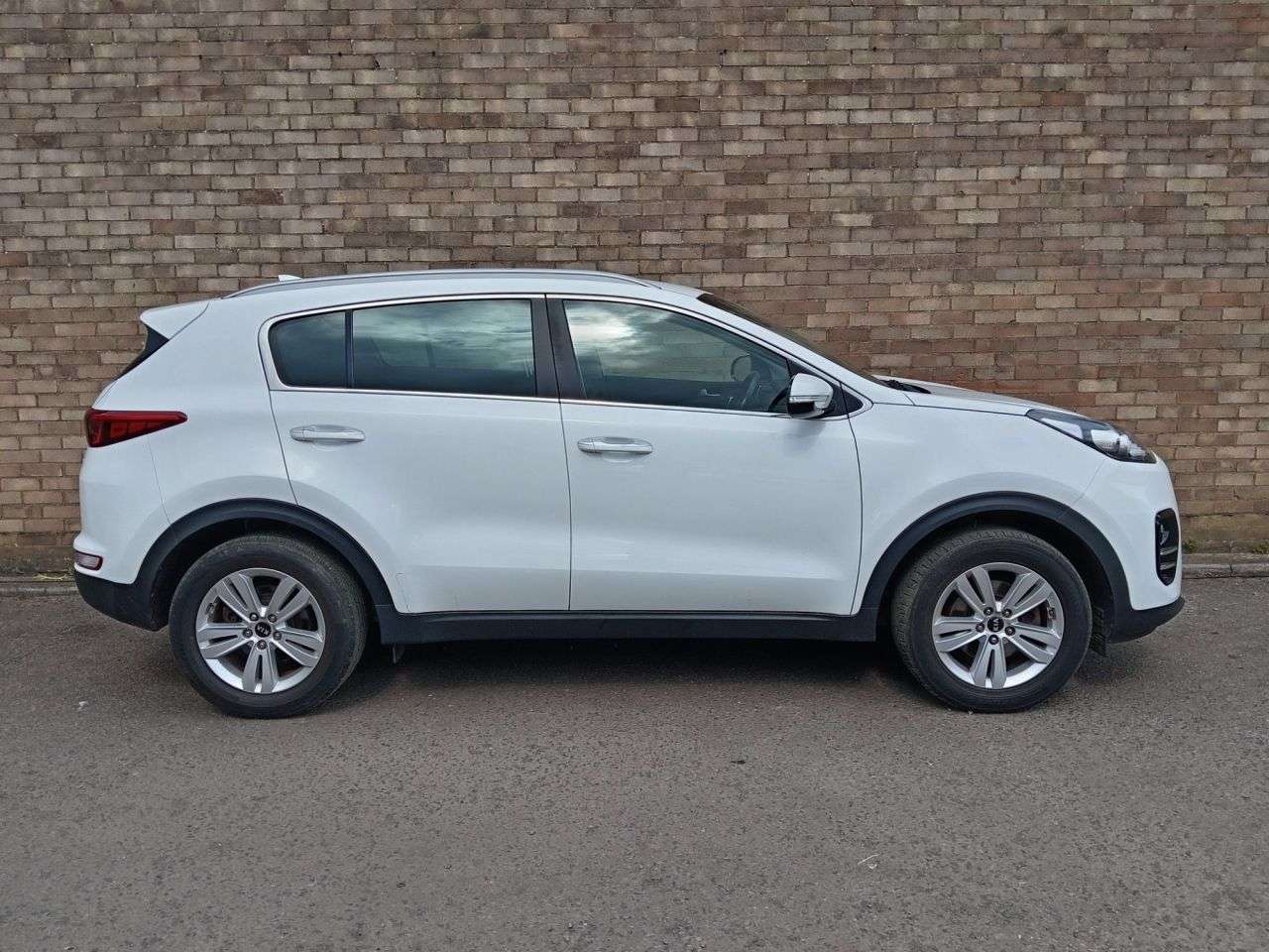 A 2017 KIA SPORTAGE 1.6 GDi 2 SUV 5dr Petrol Manual Euro 6 (s/s) (130 bhp) A 2017 KIA SPORTAGE 1.6 GDi 2 SUV 5dr Petrol Manual Euro 6 (s/s) (130 bhp)