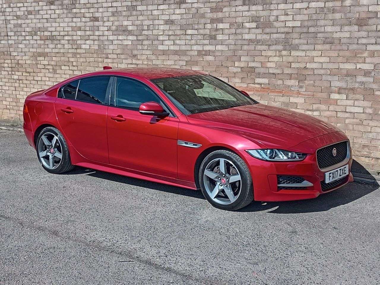 A 2017 JAGUAR XE 2.0d R-Sport Saloon 4dr Diesel Auto Euro 6 (s/s) (180 ps) A 2017 JAGUAR XE 2.0d R-Sport Saloon 4dr Diesel Auto Euro 6 (s/s) (180 ps)