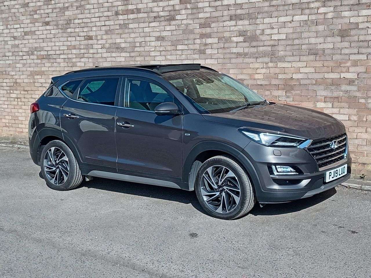 A 2019 HYUNDAI TUCSON 2.0 CRDi Premium SE SUV 5dr Diesel Auto 4WD Euro 6 (s/s) (185 ps) A 2019 HYUNDAI TUCSON 2.0 CRDi Premium SE SUV 5dr Diesel Auto 4WD Euro 6 (s/s) (185 ps)