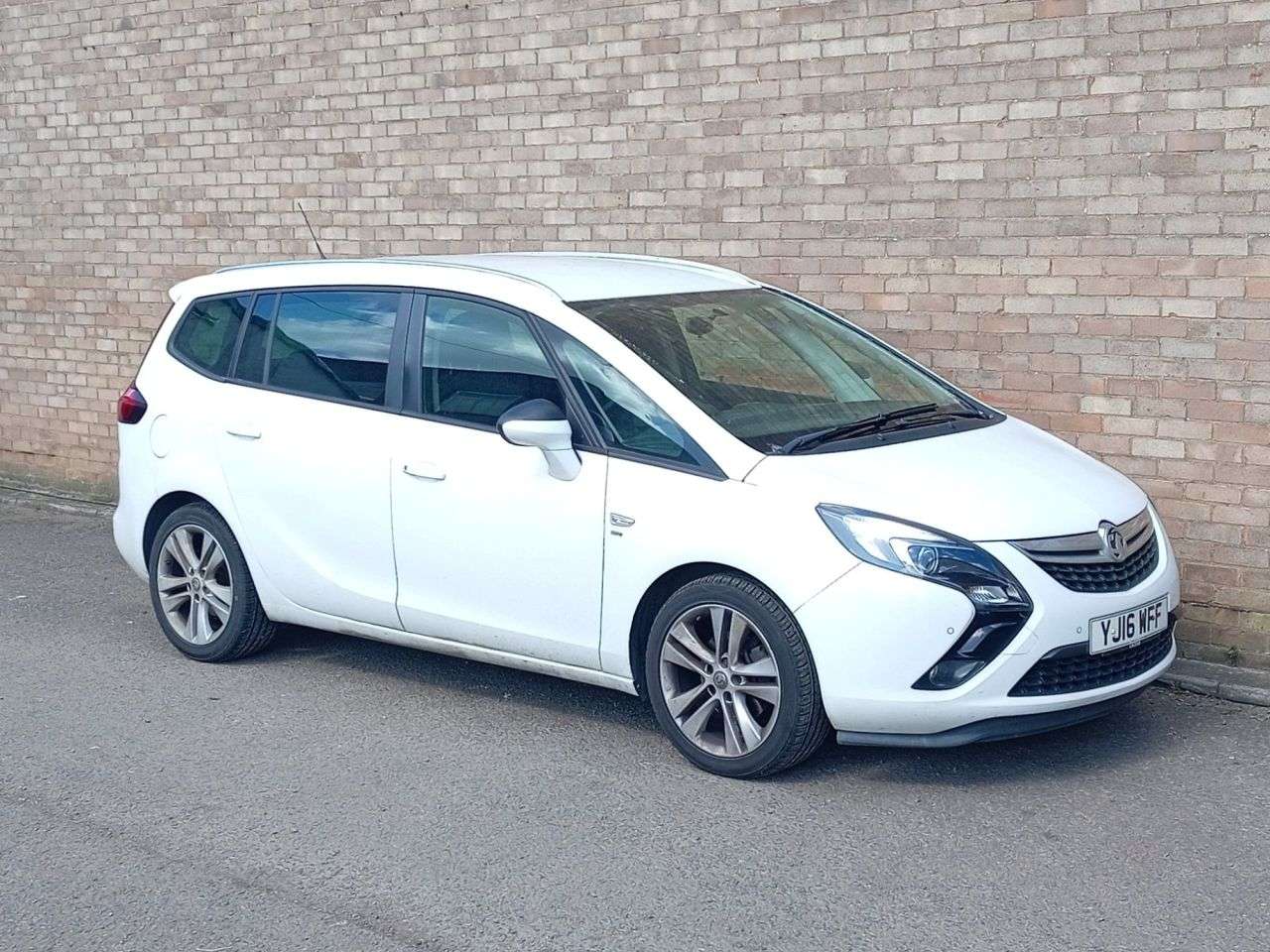 A 2016 VAUXHALL ZAFIRA TOURER 1.6 CDTi ecoFLEX SRi MPV 5dr Diesel Manual Euro 6 (s/s) (136 ps) A 2016 VAUXHALL ZAFIRA TOURER 1.6 CDTi ecoFLEX SRi MPV 5dr Diesel Manual Euro 6 (s/s) (136 ps)