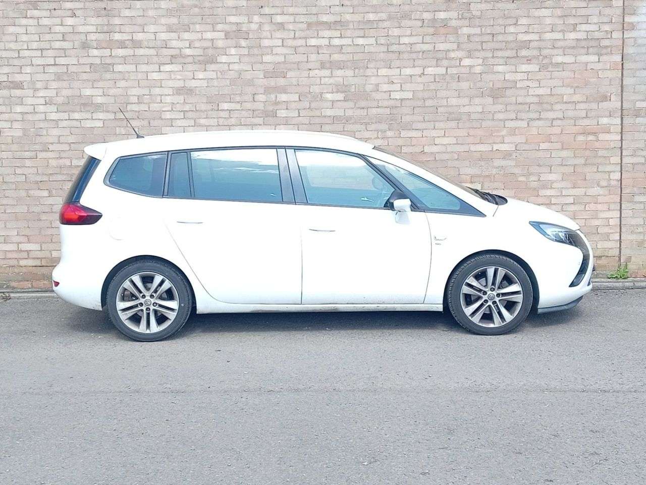 A 2016 VAUXHALL ZAFIRA TOURER 1.6 CDTi ecoFLEX SRi MPV 5dr Diesel Manual Euro 6 (s/s) (136 ps) A 2016 VAUXHALL ZAFIRA TOURER 1.6 CDTi ecoFLEX SRi MPV 5dr Diesel Manual Euro 6 (s/s) (136 ps)