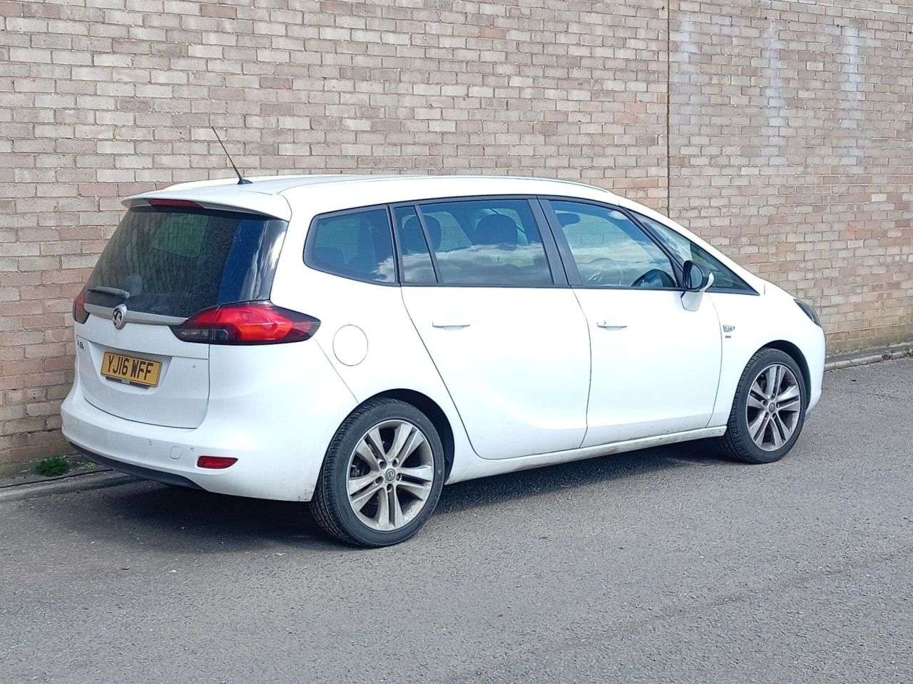 A 2016 VAUXHALL ZAFIRA TOURER 1.6 CDTi ecoFLEX SRi MPV 5dr Diesel Manual Euro 6 (s/s) (136 ps) A 2016 VAUXHALL ZAFIRA TOURER 1.6 CDTi ecoFLEX SRi MPV 5dr Diesel Manual Euro 6 (s/s) (136 ps)