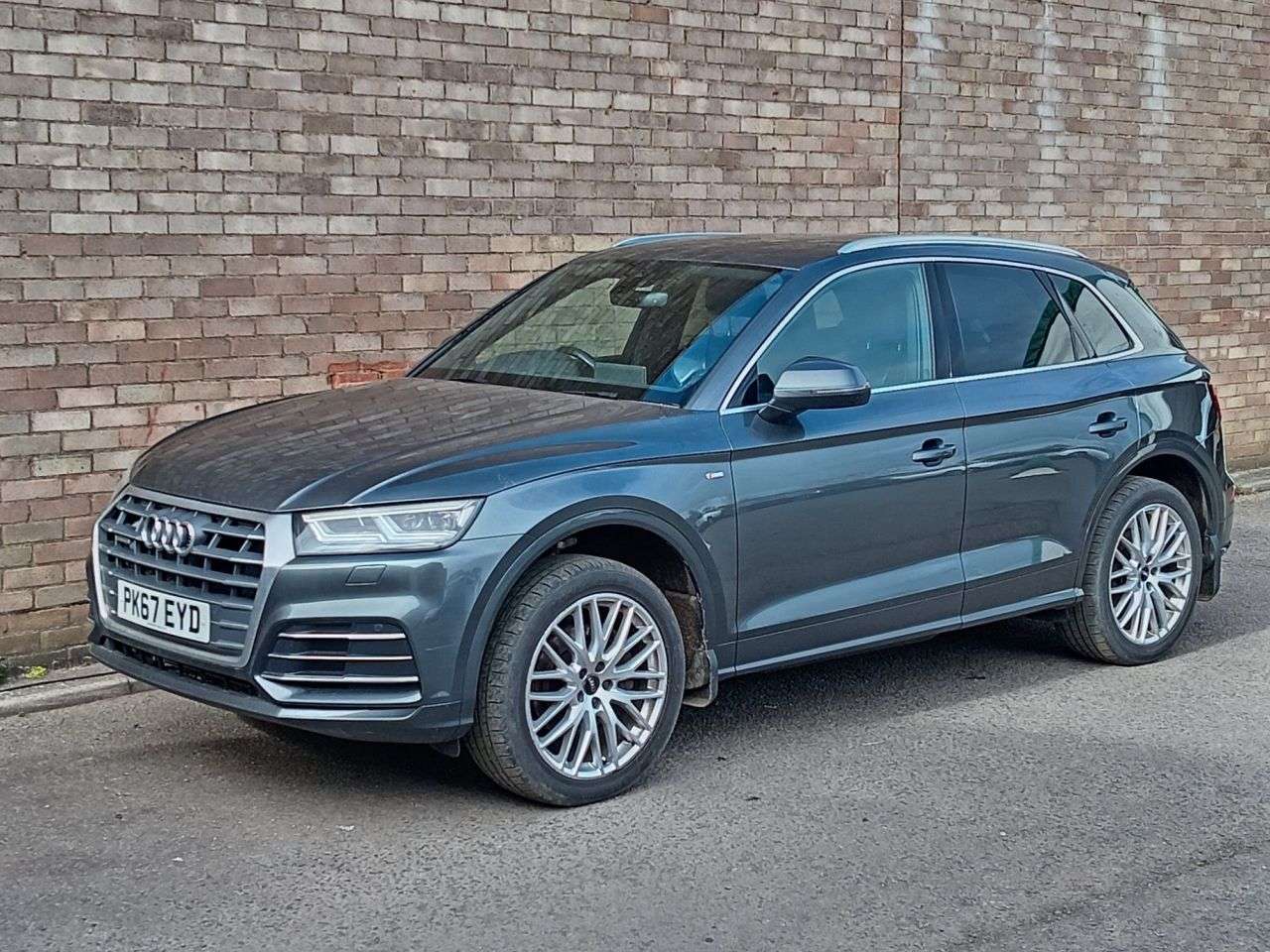 A 2017 AUDI Q5 2.0 TFSI S line SUV 5dr Petrol S Tronic quattro Euro 6 (s/s) (252 ps) A 2017 AUDI Q5 2.0 TFSI S line SUV 5dr Petrol S Tronic quattro Euro 6 (s/s) (252 ps)