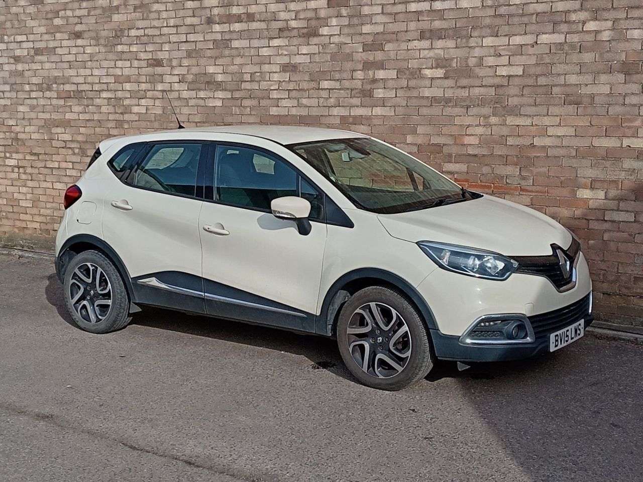 A 2015 RENAULT CAPTUR 0.9 TCe ENERGY Dynamique MediaNav SUV 5dr Petrol Manual Euro 5 (s/s) (90 ps A 2015 RENAULT CAPTUR 0.9 TCe ENERGY Dynamique MediaNav SUV 5dr Petrol Manual Euro 5 (s/s) (90 ps