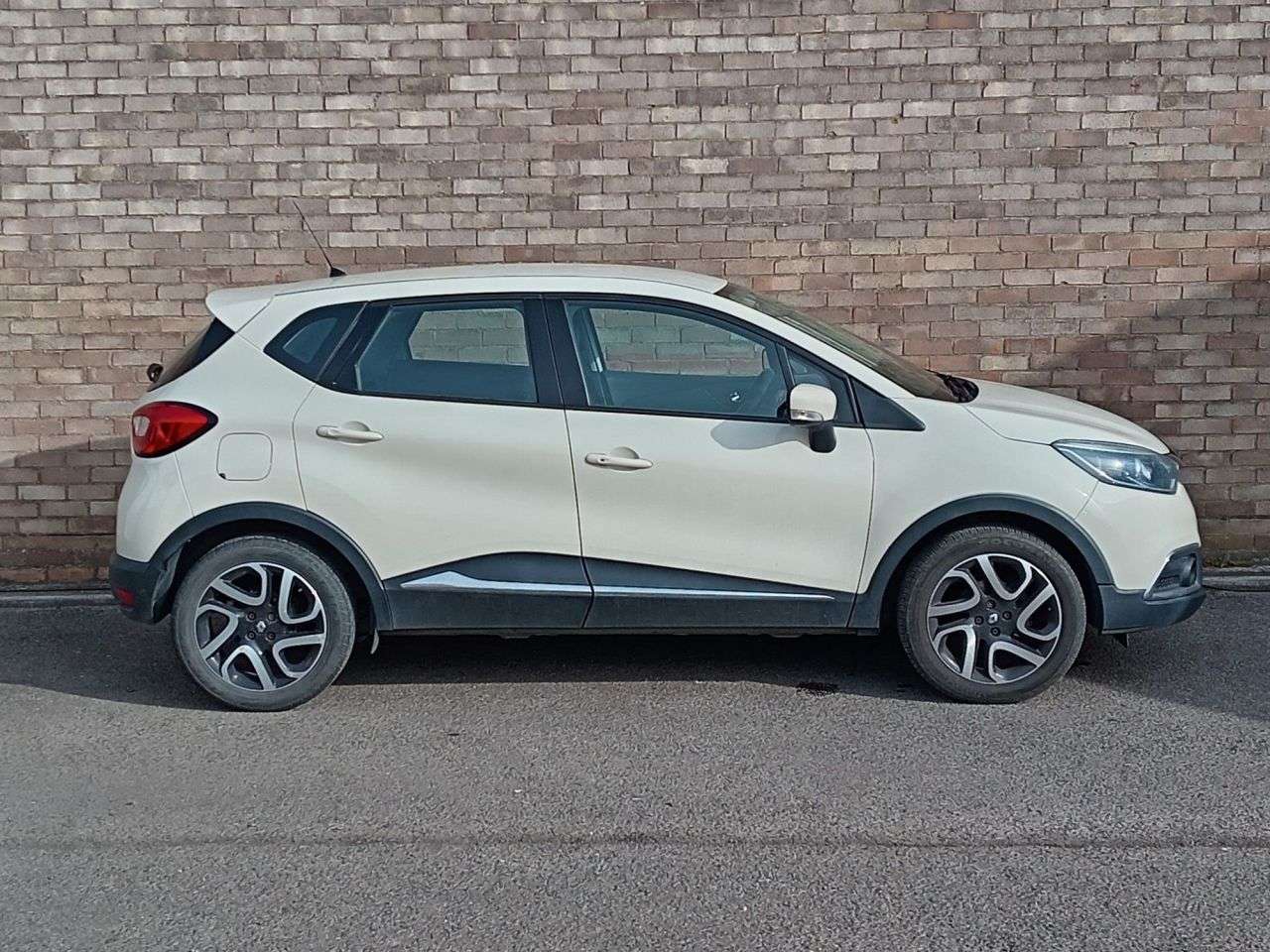 A 2015 RENAULT CAPTUR 0.9 TCe ENERGY Dynamique MediaNav SUV 5dr Petrol Manual Euro 5 (s/s) (90 ps A 2015 RENAULT CAPTUR 0.9 TCe ENERGY Dynamique MediaNav SUV 5dr Petrol Manual Euro 5 (s/s) (90 ps