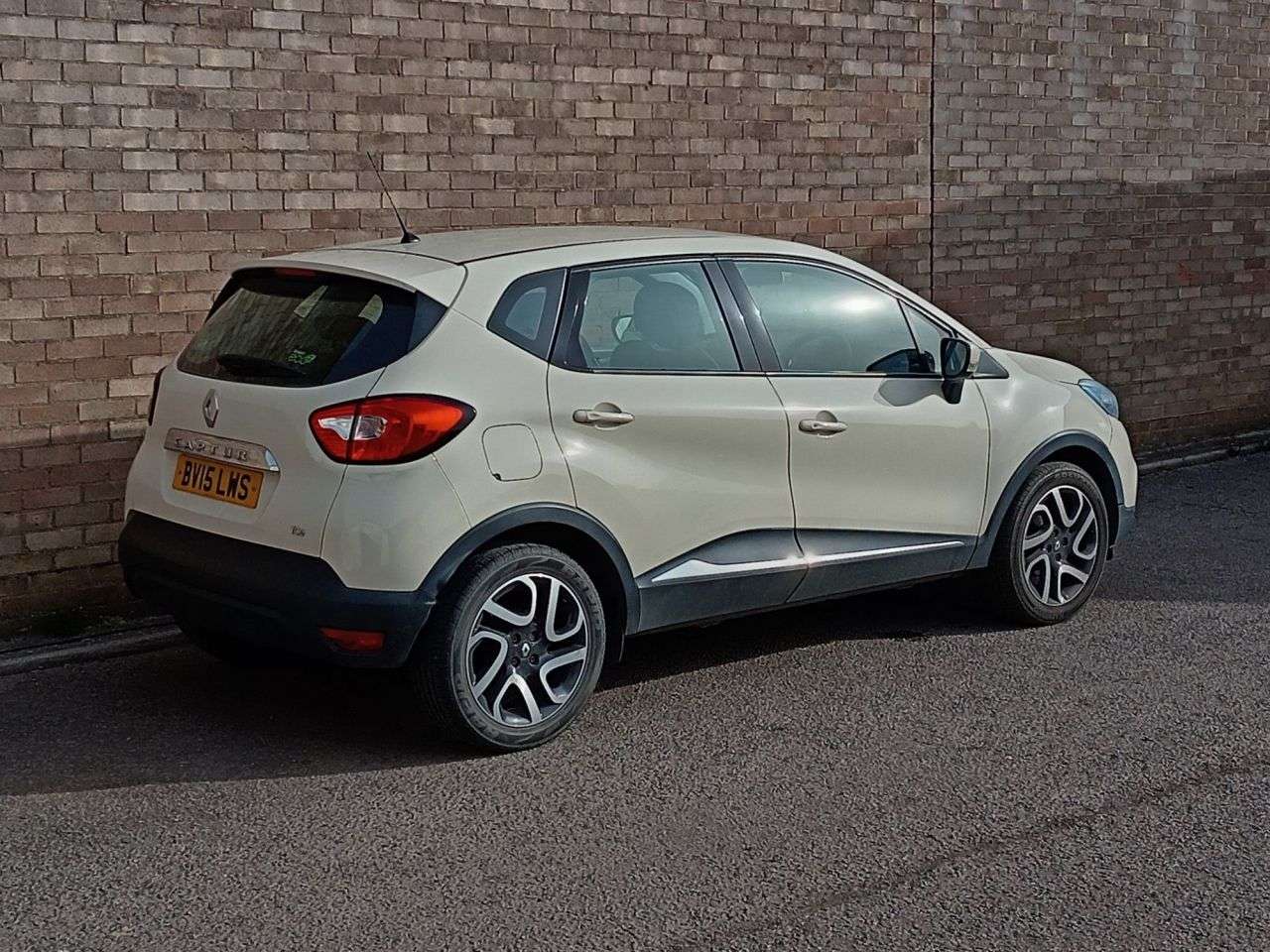 A 2015 RENAULT CAPTUR 0.9 TCe ENERGY Dynamique MediaNav SUV 5dr Petrol Manual Euro 5 (s/s) (90 ps A 2015 RENAULT CAPTUR 0.9 TCe ENERGY Dynamique MediaNav SUV 5dr Petrol Manual Euro 5 (s/s) (90 ps