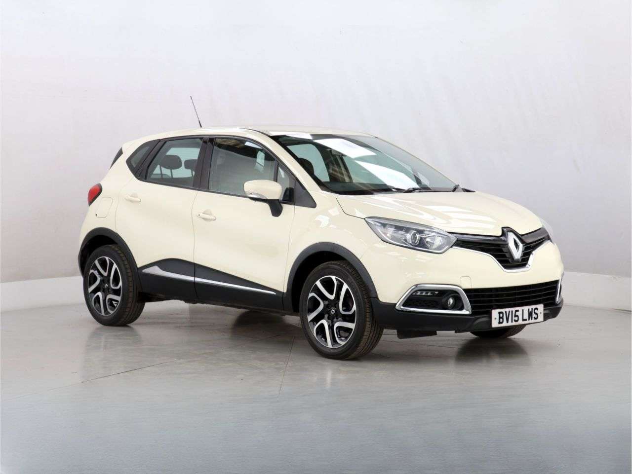 A 2015 RENAULT CAPTUR 0.9 TCe ENERGY Dynamique MediaNav SUV 5dr Petrol Manual Euro 5 (s/s) (90 ps A 2015 RENAULT CAPTUR 0.9 TCe ENERGY Dynamique MediaNav SUV 5dr Petrol Manual Euro 5 (s/s) (90 ps